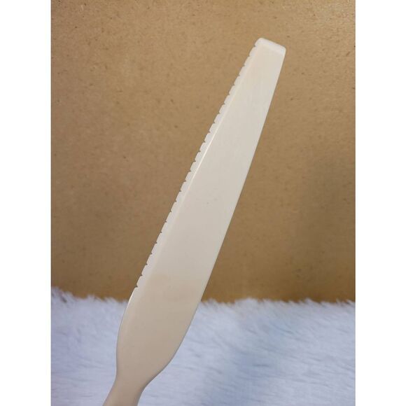 Vintage Foley 12 " Cream Serrated Bread/Cake Plastic Knife - Picture 3 of 4